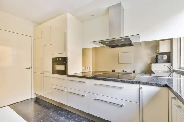 Comfortable kitchen with white kitchen unit — Stockfoto