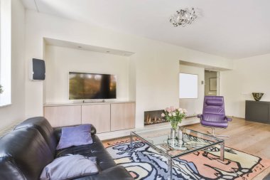 Siyah deri koltuğu olan rahat bir oturma odası.