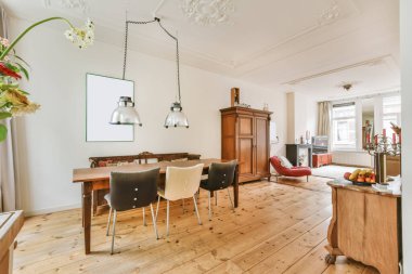 Ahşap bir masa ve sıra dışı bir avizeyle göz kamaştırıcı bir yemek odası.