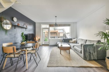 Geniş yemek odası.