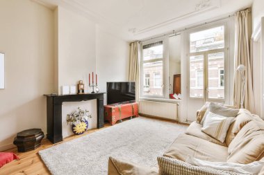 Bej kanepeli göz kamaştırıcı bir oturma odası.