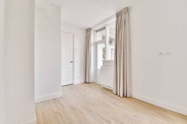 Geniş pencereli bir odanın içi