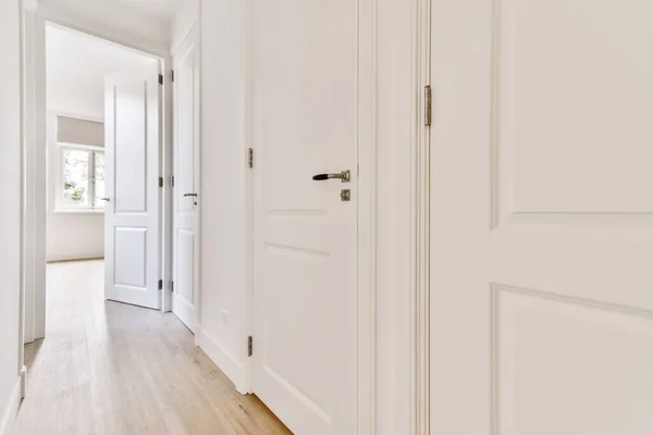 Koridor terang panjang dengan banyak pintu — Stok Foto