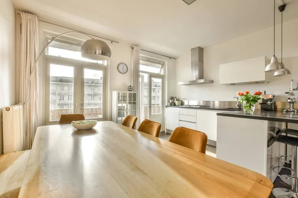 Їдальня з білими меблями в сучасній квартирі — стокове фото