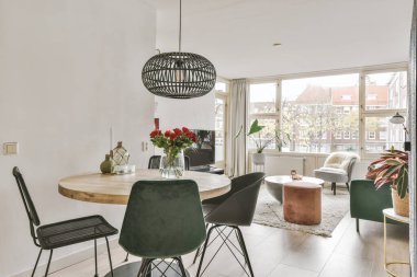 Geniş yemek odası.