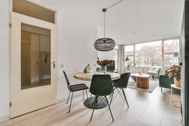 Geniş yemek odası.