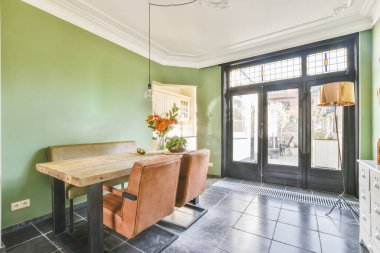 Pofuduk kahverengi sandalyeli harika dekore edilmiş yemek salonu.