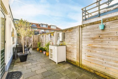 Çekmeceli küçük bir evin avlusu.