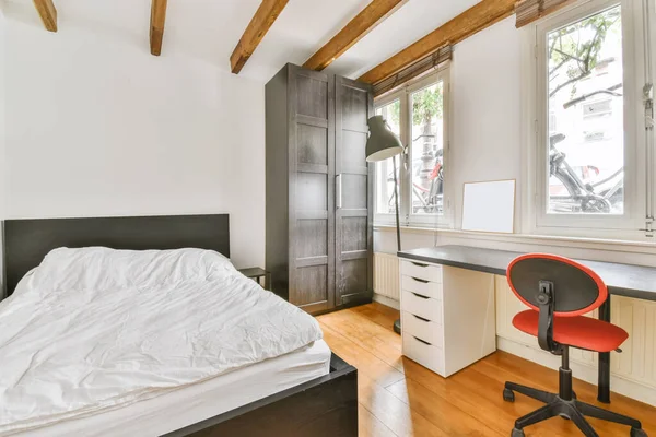 Amazing bedroom with a soft bed — Zdjęcie stockowe