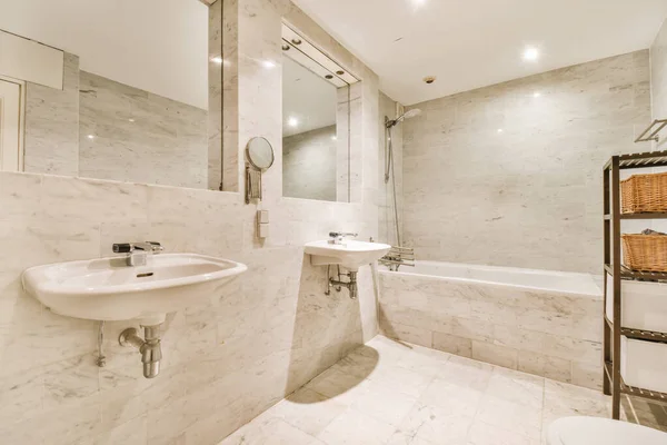 Amazing large bathroom with large bathtub — Stockfoto