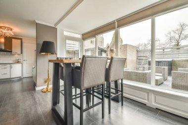 Geniş yemek odası.