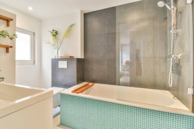 Küçük temiz banyo.