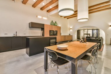 Geniş yemek odası.