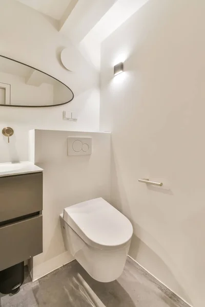 Pequeno banheiro limpo — Fotografia de Stock
