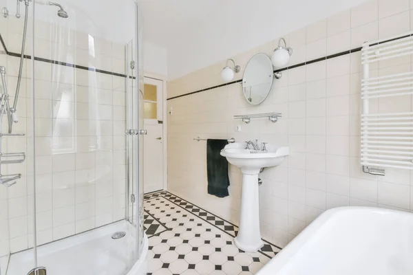 Sleek bathroom with tiled floor — стоковое фото