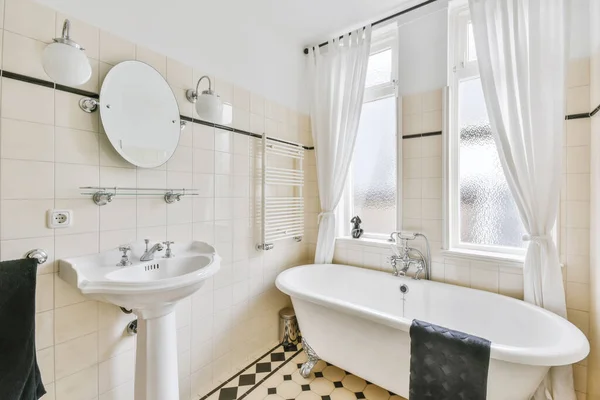 Sleek bathroom with tiled floor — стоковое фото