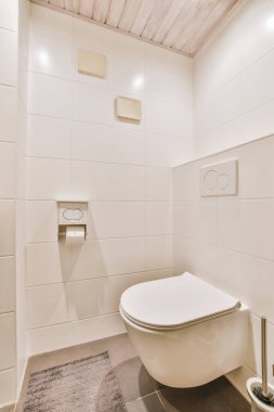 Küçük temiz tuvalet.