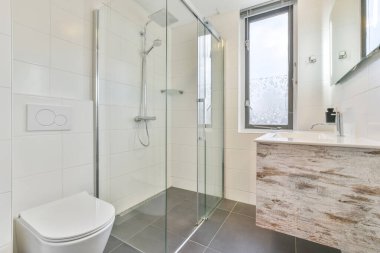 Işıklı aynalı minimalist banyo.