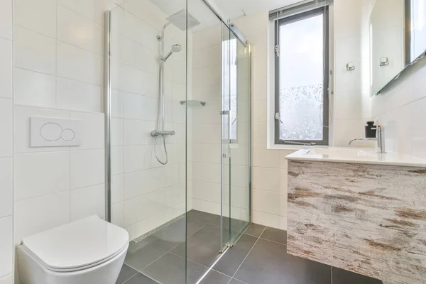 Minimalistyczna łazienka z podświetlanym lustrem — Zdjęcie stockowe