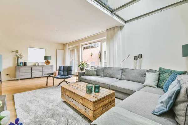 Wonderful living room with gray sofa — Fotografia de Stock