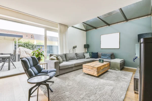 Wonderful living room with gray sofa — Zdjęcie stockowe