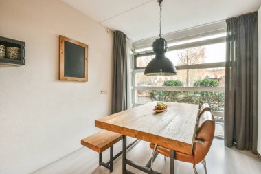 Geniş yemek odası.