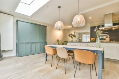 Sofrası olan şık ve rahat bir yemek salonu.