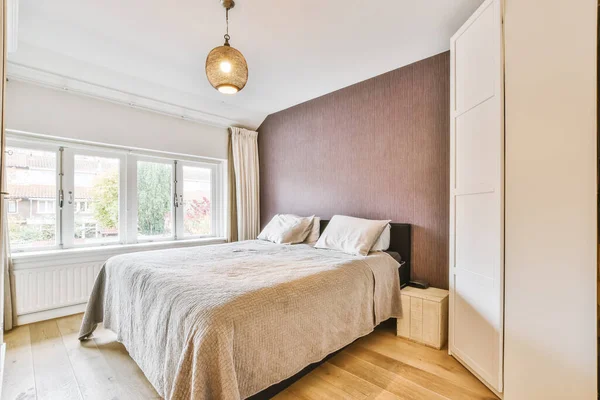 거대하고 부드러운 침대가 있는 매혹적 인 방 — 스톡 사진
