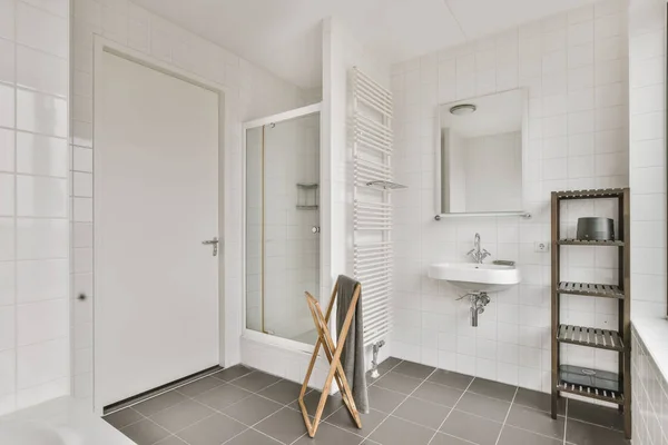Dazzling minimalist bathroom — Fotografia de Stock