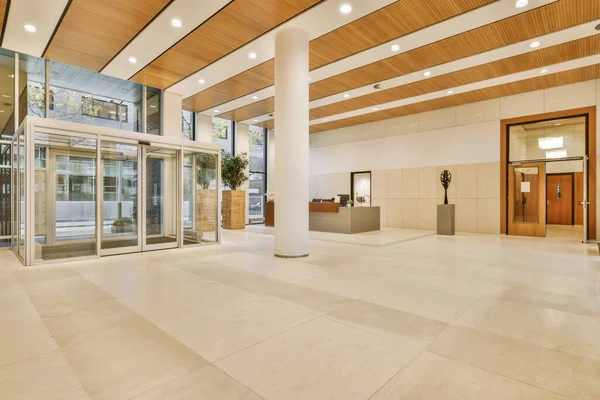 Huge entrance hall of a building — Stock Photo, Image