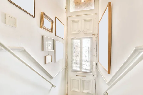 Cute staircase with white walls — Stock fotografie