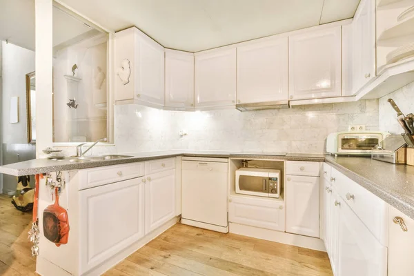 Nice large kitchen with white kitchen unit — 스톡 사진