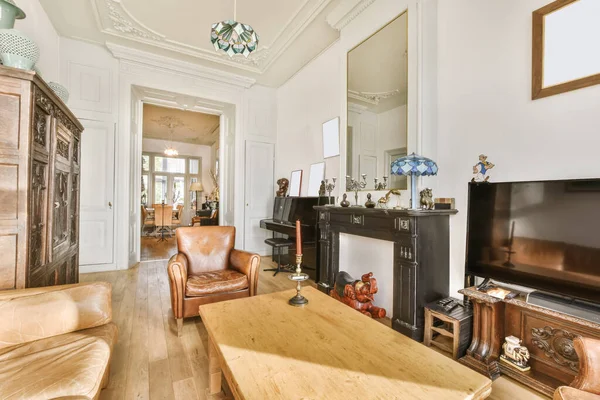 Cute living room with brown leather sofa —  Fotos de Stock