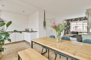 Geniş yemek odası.