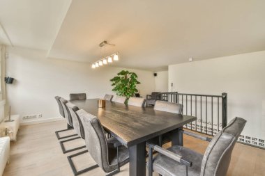 Geniş yemek odası.