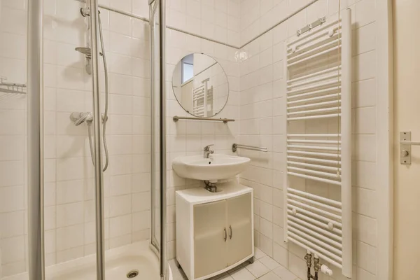 Стильный дизайн ванной комнаты — стоковое фото