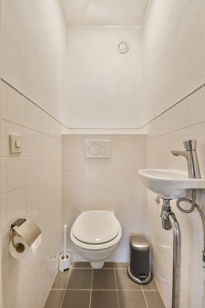 Mała, czysta toaleta — Zdjęcie stockowe