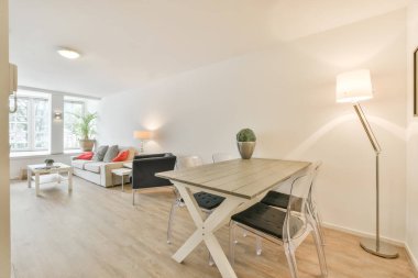 Geniş yemek odası.