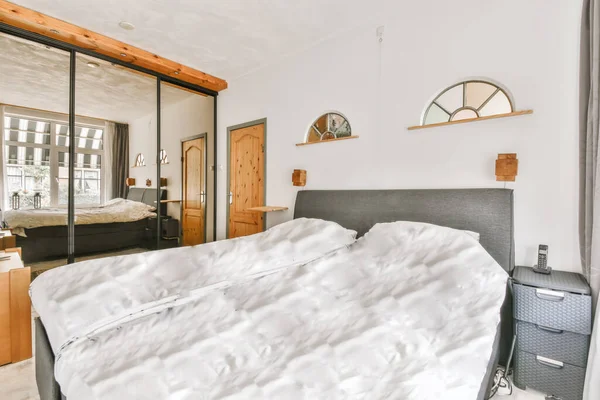 Восхитительная спальня с мягкой кроватью — стоковое фото