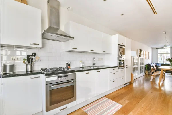 Luxurious kitchen area with parquet flooring — Fotografia de Stock