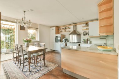 Sofrası olan şık ve rahat bir yemek salonu.