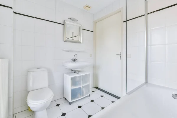 Heldere elegante badkamer — Stockfoto