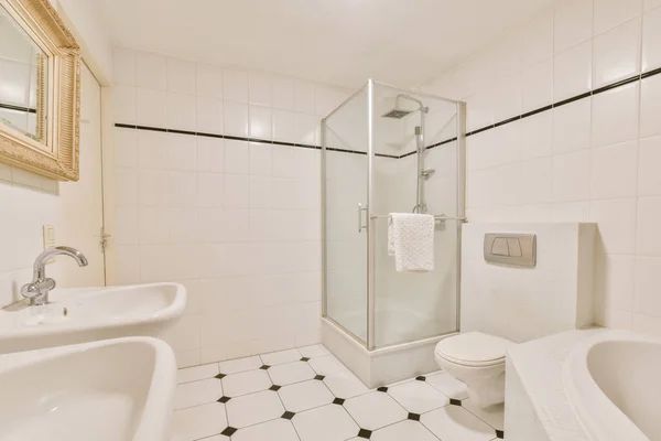 Яскрава елегантна ванна кімната — стокове фото