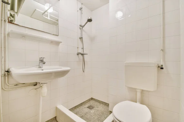 Stunning small bathroom with shower — Zdjęcie stockowe