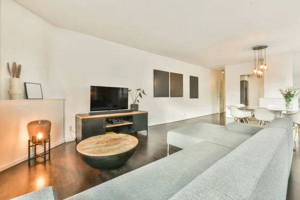 Sala de estar elegante com sofá enorme decorativo macio — Fotografia de Stock