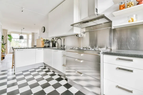 Amazing kitchen with black and white checkerboard floor — Stockfoto
