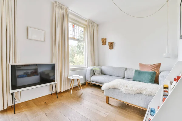 Amazing living room with soft gray sofa — Fotografia de Stock