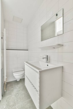 Küçük temiz tuvalet.