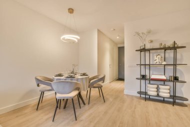 Geniş yemek odası.