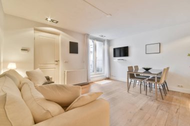 Sofrası olan şık ve rahat bir yemek salonu.